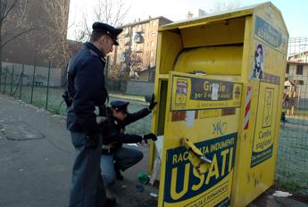 Milano, neonata trovata morta in cassonetto per raccolta di abiti