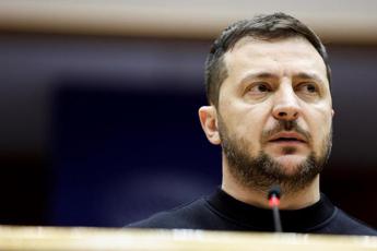 Ucraina, Zelensky: “Ungheria è membro Nato e sostiene Mosca?”