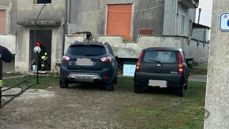 Anzio: Esplosione in una palazzina in via Lago Trasimeno, ferite due persone. Sul posto 118, pompieri e carabinieri