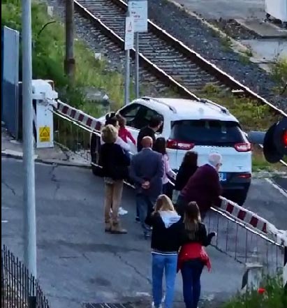 Castel Gandolfo – Auto incastrata al passaggio a livello di via Olimpica-Gramsci, treni e auto fermi circa un’ora