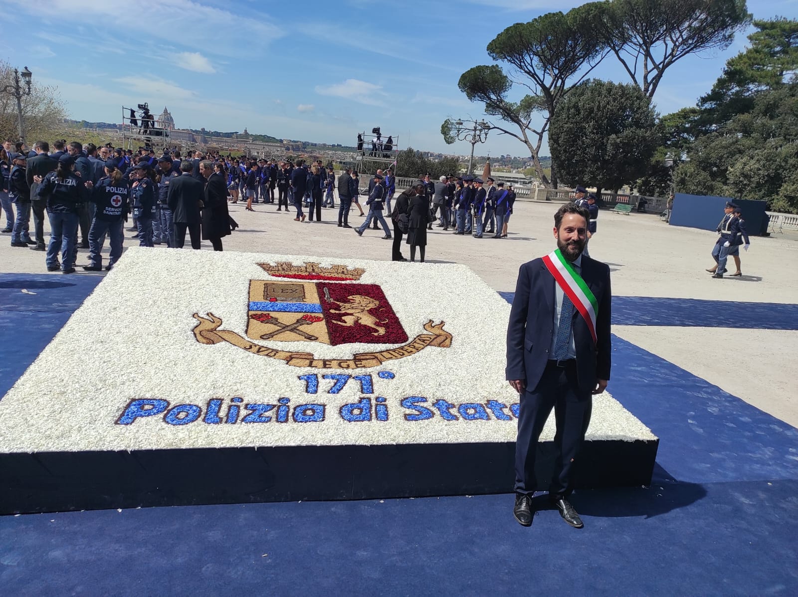 Genzano, da oggi in mostra a Roma, nelle principali piazze, i quadri di fiori dei maestri infioratori genzanesi per la 171esima Festa della Polizia