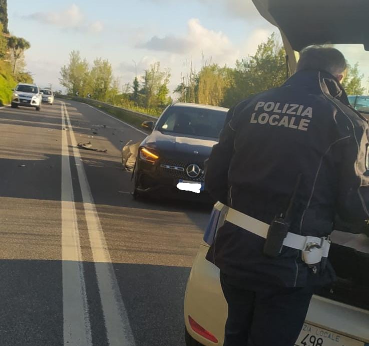 Genzano: incidente stradale tra due auto su via Appia Nuova, un ferito. La polizia locale sul posto