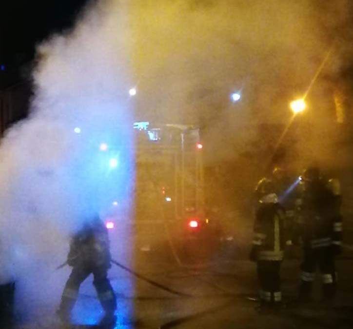 Lariano, incendio nella notte di una macchina Dr 4 nel cortile di una villa