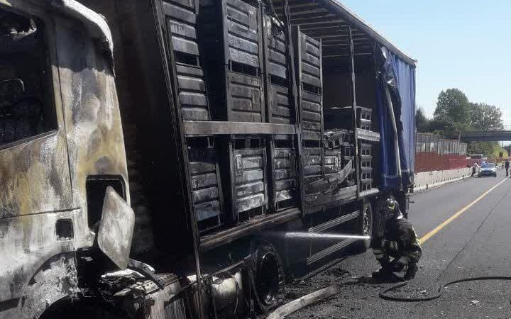 Colleferro, camion prende fuoco sull’autostrada. Intervengono i vigili del fuoco