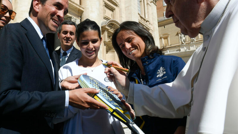 ROMA, LA ‘RACCHETTA SOLIDALE’ FIRMATA DA PAPA FRANCESCO A SOSTEGNO DI 500 FAMIGLIE POVERE