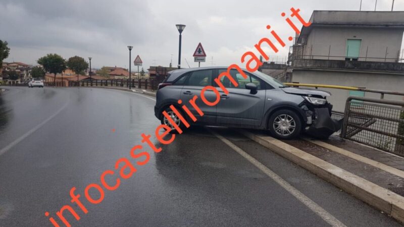 Cecchina –  SUV finisce contro il parapetto della ferrovia tragedia sfiorata