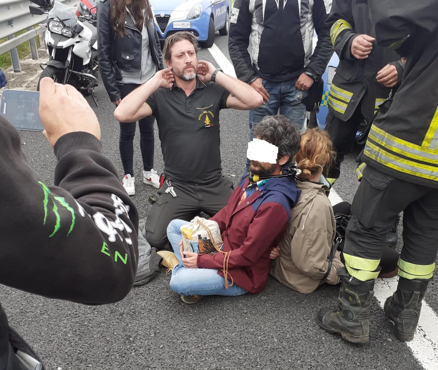 Fiumicino attivisti per l’ambiente bloccano autostrada per Civitavecchia: un’ora di caos