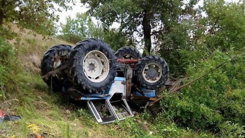 Genazzano settantasettenne si ribalta col trattore e muore