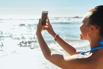 Allarme oculisti, ‘selfie al sole possono scottare gli occhi’