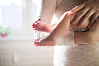 Eurispes, depressione post partum per una donna su 10