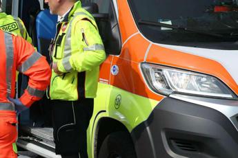 Incidente a Castellarano, auto fuori strada: tre feriti, uno è grave