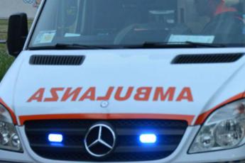 Incidente a Massa Marittima, a fuoco auto ribaltata: ustioni gravi per 79enne