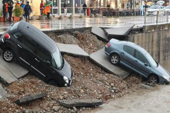 Maltempo Brescia, a Rezzato crolla argine Naviglio e auto finiscono in acqua – Video