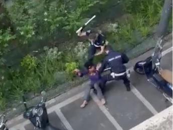 Milano, donna manganellata da Polizia locale: la video denuncia sui social – Video