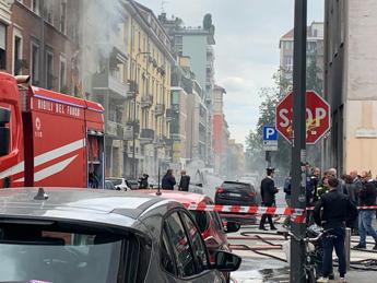 Milano, esplosione a Porta Romana: a fuoco diverse auto, alta nube nera