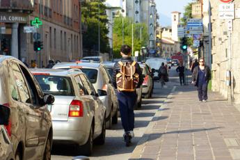 Mobilità, Altroconsumo: “Aumentano cittadini che si spostano a piedi”