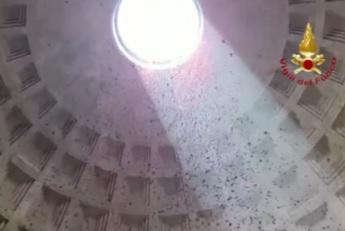 Roma, pioggia di petali rossi dall’occhio della cupola del Pantheon – Video