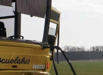 Scuolabus esce di strada in Toscana, bambini feriti