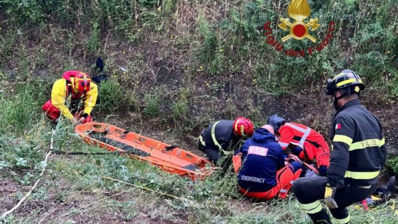 Ostia, ciclista cade in un dirupo. Salvato dai vigili del fuoco