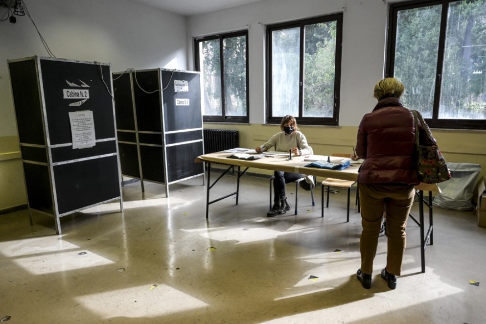 Affluenza in calo, alle 12 ha votato il 14% degli elettori