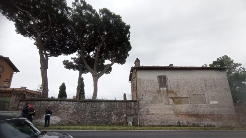 Ariccia: il forte vento fa volare delle tegole. Chiusa via Pagliarozza