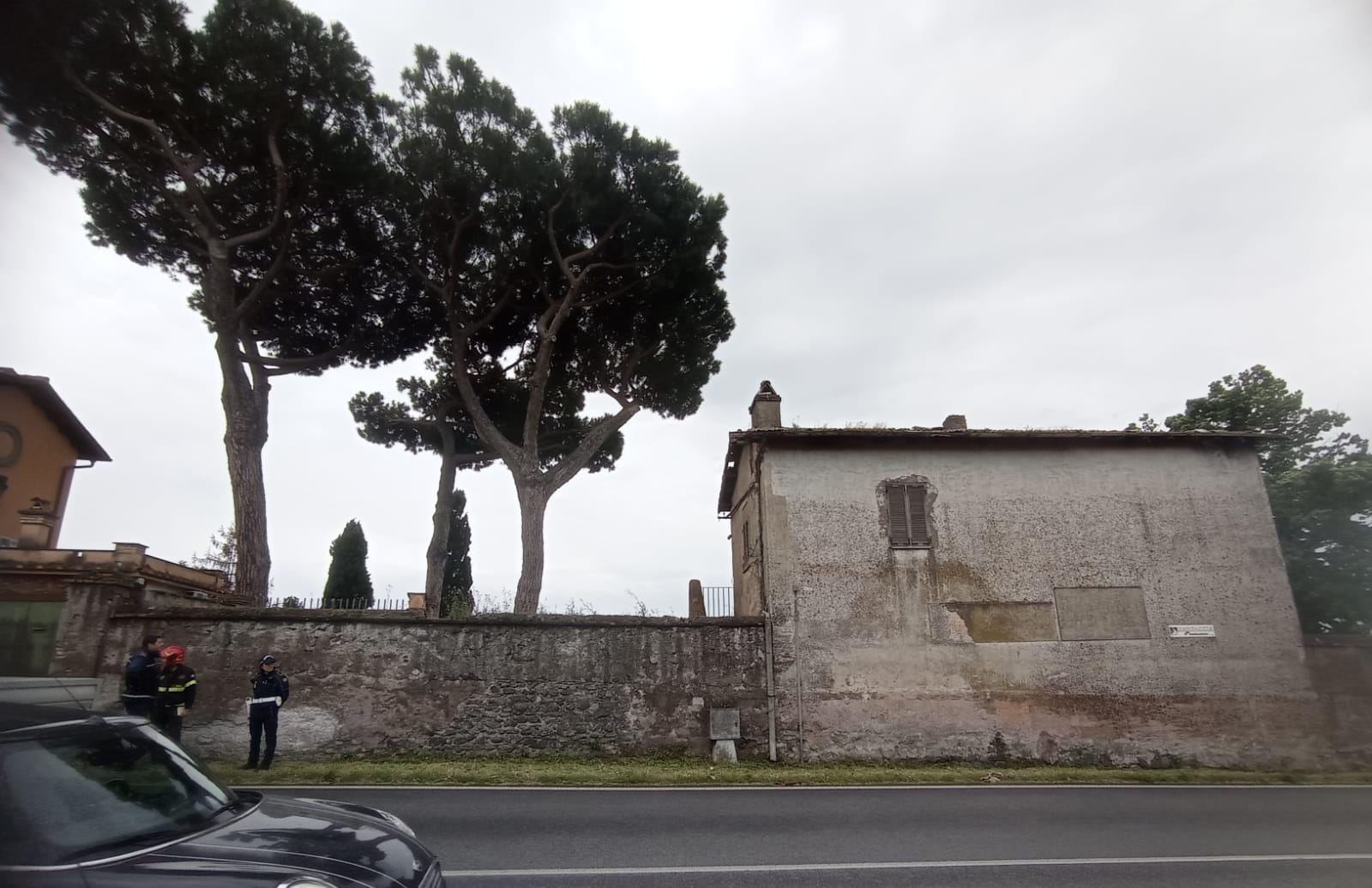 Ariccia: il forte vento fa volare delle tegole. Chiusa via Pagliarozza