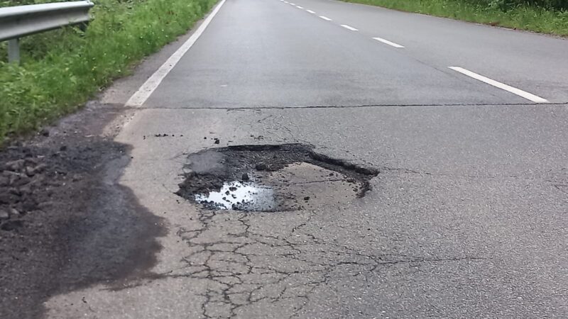 Velletri, a causa di una grossa buca in via Pratoni del Vivaro quattro auto con le gomme danneggiate