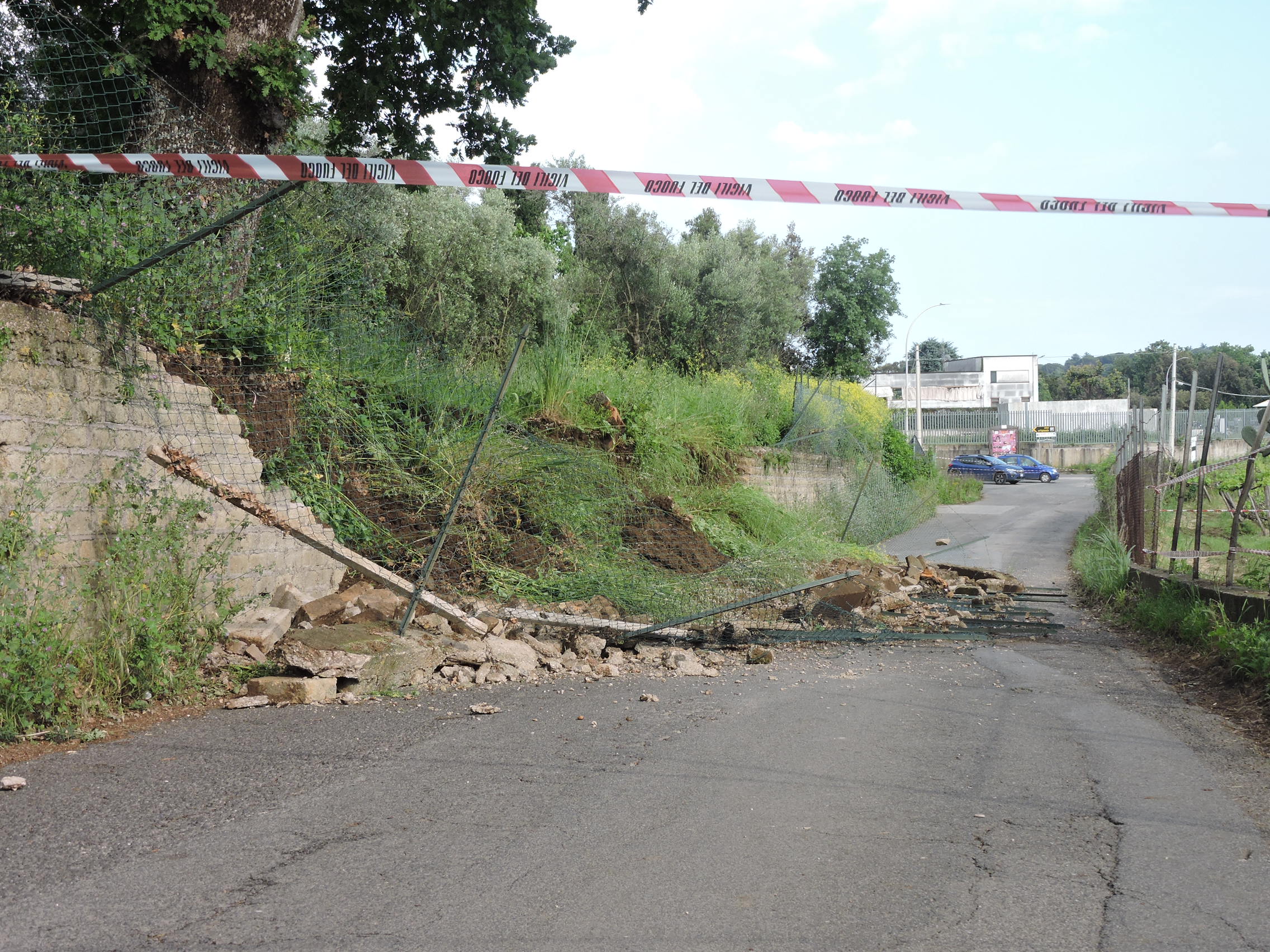 Genzano, frana collina in via della Selva, la strada provinciale, è stata chiusa dalla polizia locale e vigili del fuoco