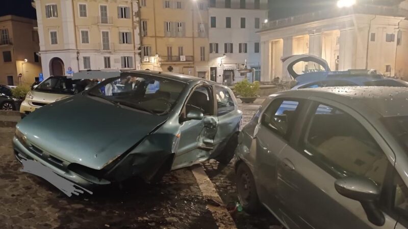 Genzano: folle corsa tra due ragazzi in auto, uno finisce fuori strada centrando un’altra macchina ad Ariccia