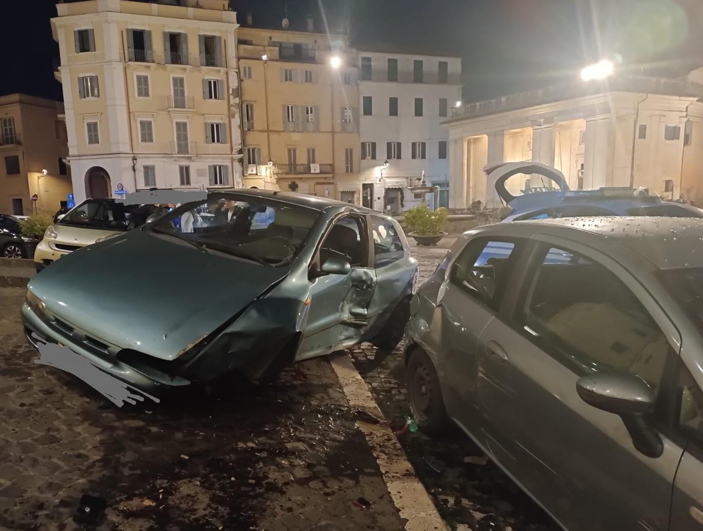 Genzano: folle corsa tra due ragazzi in auto, uno finisce fuori strada centrando un’altra macchina ad Ariccia