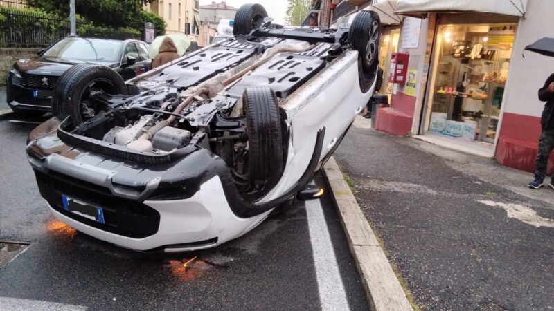 Genzano: trentenne con a bordo il figlio piccolo sbanda in via Alcide De Gasperi. Danneggiate altre macchine parcheggiate