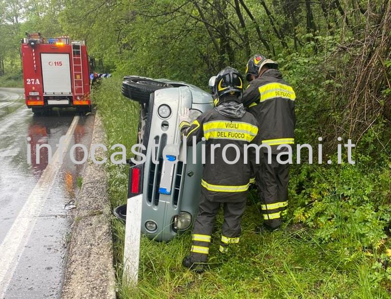 Velletri, auto si ribalta su Via Appia Nuova