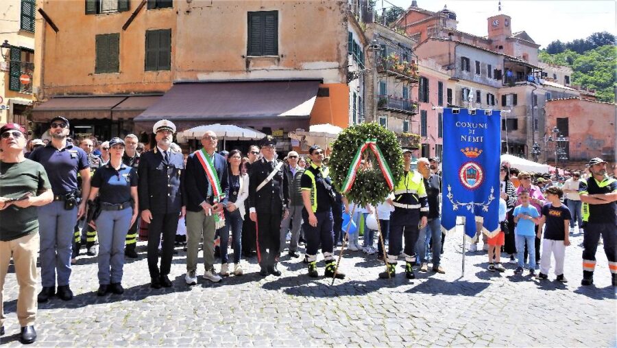 Nemi, Festa del 2 Giugno con molta partecipazione. I parà srotolano il tricolore