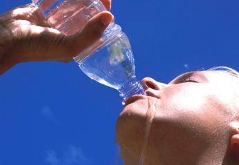 Acqua in bottiglia, giungla etichette: una guida per orientarsi