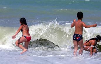 Estate, da adulti sentinella a corsi nuoto, 10 regole per bimbi sicuri al mare