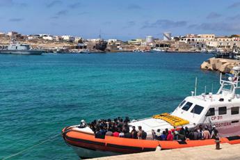 Migranti, nuovi sbarchi a Lampedusa: “C’è stato un naufragio”