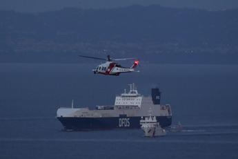 Napoli, nave sequestrata: ascoltati migranti e comandante