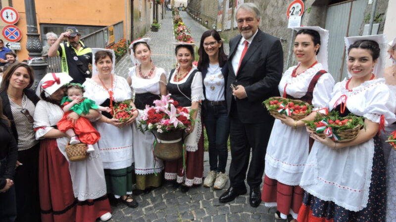 Nemi, migliaia di turisti e visitatori da tutto il mondo per la 90esima Sagra delle Fragole. Foto-Video