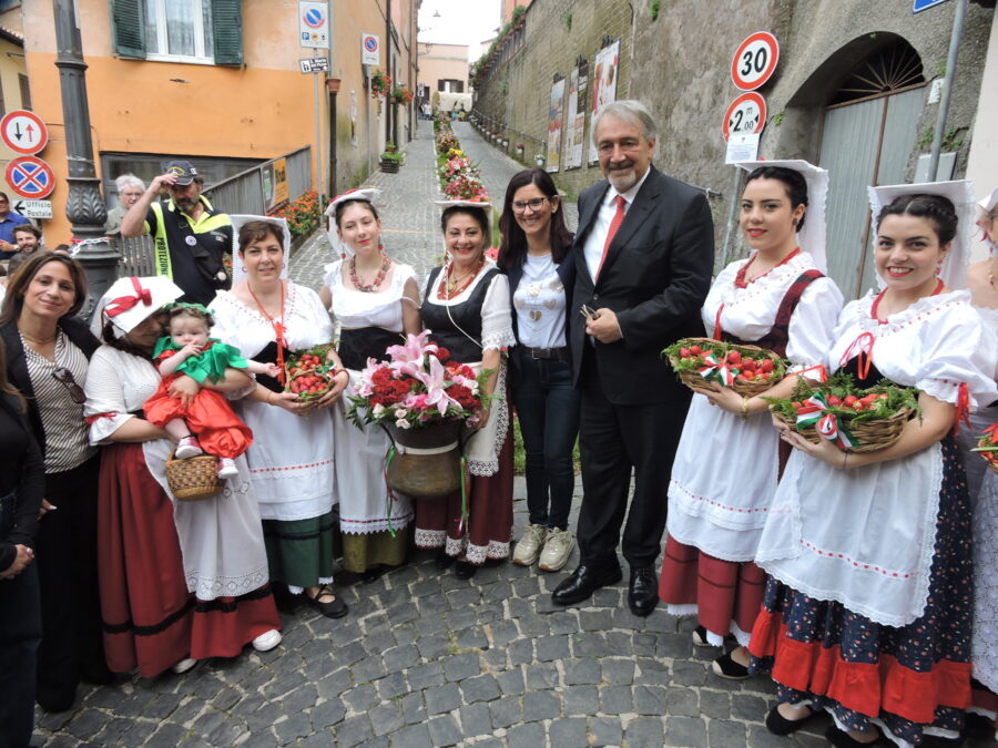 Nemi, migliaia di turisti e visitatori da tutto il mondo per la 90esima Sagra delle Fragole. Foto-Video