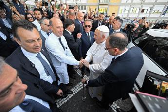 Papa Francesco dimesso, il chirurgo: “Sta bene, sarà più forte”