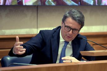 Renzi: “Berlusconi voleva far saltare in aria Costanzo? Tesi folle”