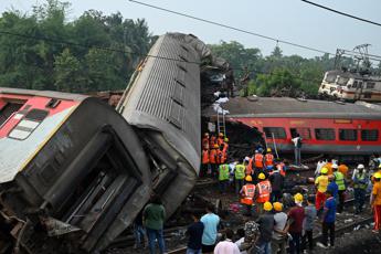 Scontro tra treni in India, 288 morti e oltre 900 feriti