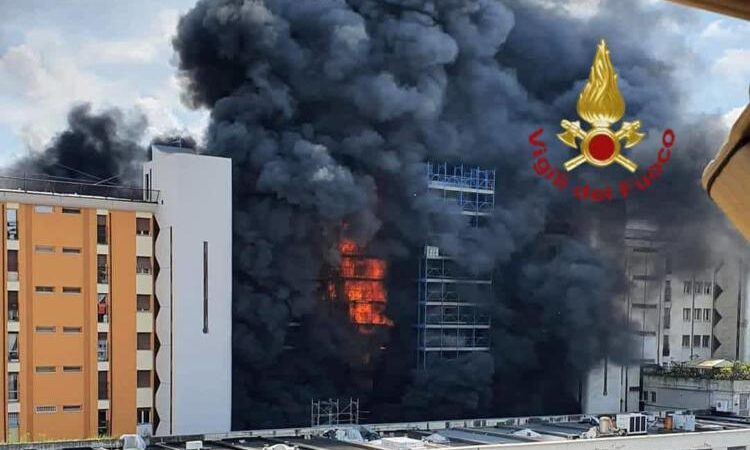 Roma, incendio in palazzo a Colli Aniene: un morto e 17 tra feriti e intossicati