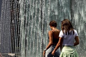 Abiti chiari e bere tanto, come proteggere bimbi da colpi di calore e crampi