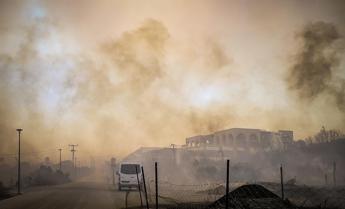 Caldo record in Grecia, turisti in fuga da hotel per incendio a Rodi