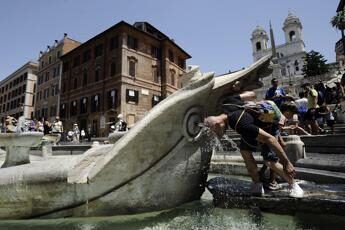 Caldo torrido sull’Italia, domani massima allerta in 16 città: c’è anche Roma