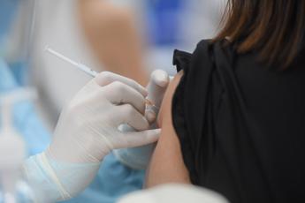 Covid Italia, somministrati 669.935 vaccini. Oltre metà in 3 Regioni