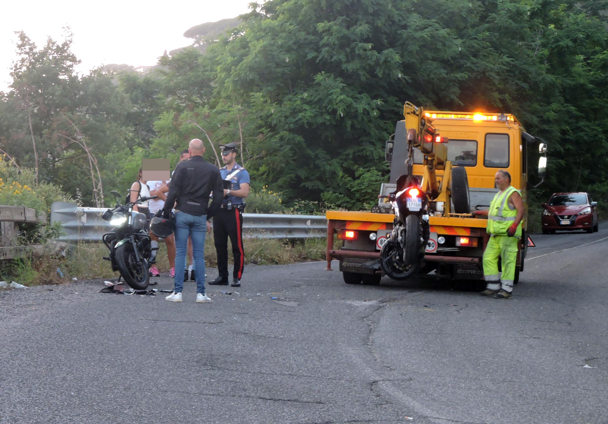 Castel Gandolfo, scontro tra due moto: 3 i feriti gravi tra cui un bambino di 10 anni