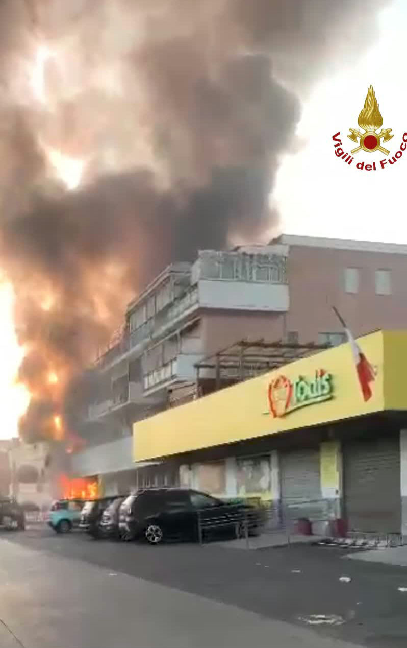 Fiumicino, intervento dei Vigili del Fuoco per un incendio di un supermercato