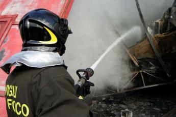 Napoli, incendio campo rom: impennata di diossine